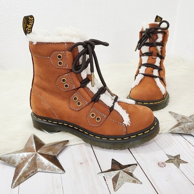 Dr. Martens Damen 1460 Boots Mit Pelzfutter – Aus Nappa Leder, Gelbe Naht, Commando-Sohle