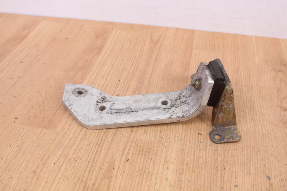 Левое и правое крепления двигателя / кронштейны двигателя 2005 POLARIS TRACK TOURING 550 - Изображение 2 из 4