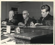 1968 Press Photo Quincy Smith with Police Detectives to be Charged in Crime