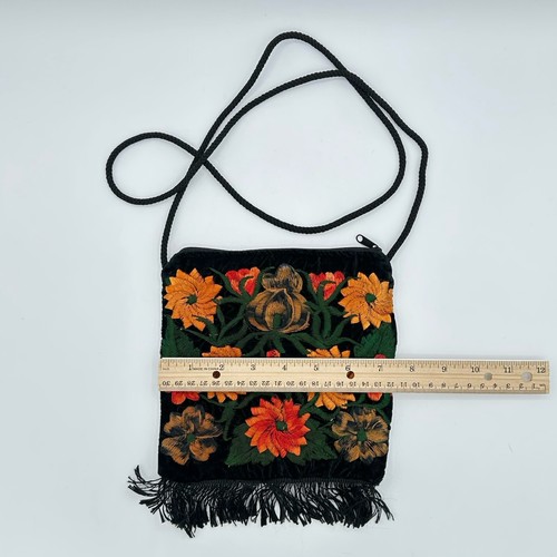 Cartera Bandolera Negra Bordada Terciopelo Naranja y Rojo Floral Guatemalteca 7 X 7.25 - Imagen 10 de 15