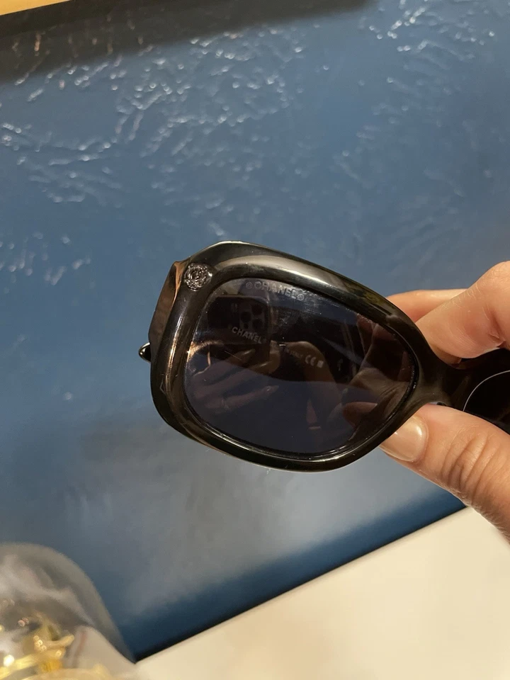 Gafas de sol negras Chanel con estuche rígido Foto 2 de 4