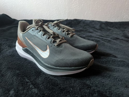 Nike donna Air Winflo 9 Running Walking grigio fumo/oro DD868686-005 taglia 6,5 - Foto 3 di 9