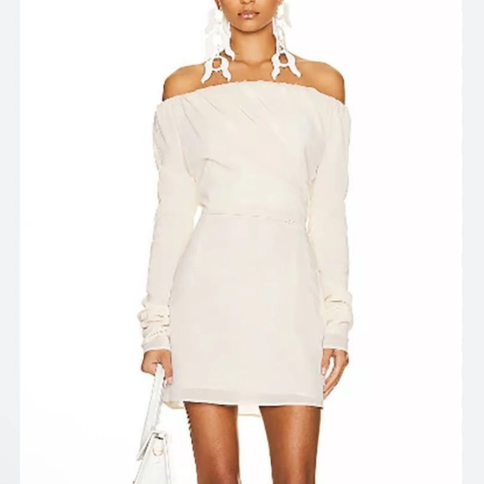 Abito Jacquemus The Biasi Le Paper in bianco sporco visto su Emily a Parigi 36