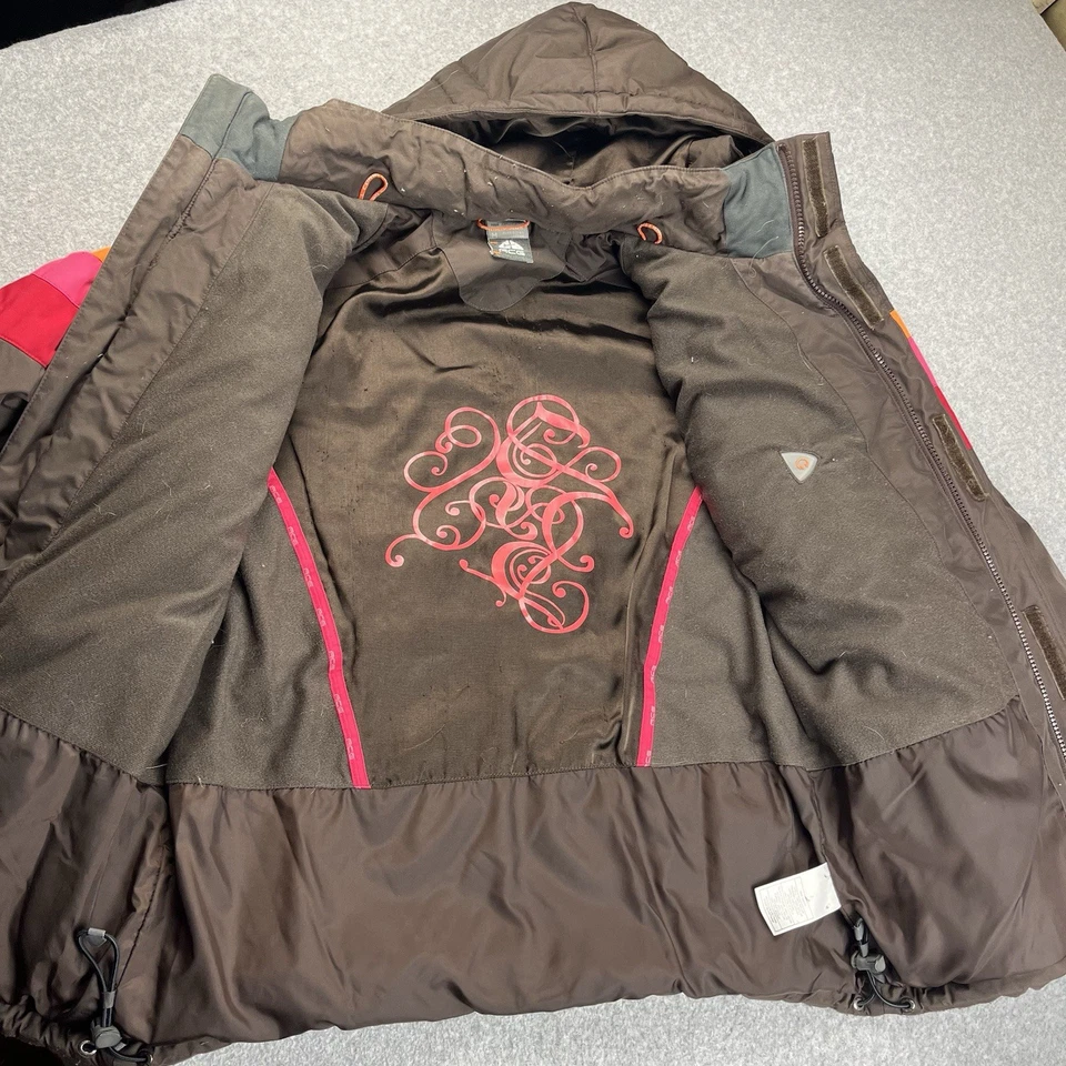 Nike ACG Snowboard Puffer Chaqueta Mujer Mediana Con Capucha Marrón Rosa Abrigo Invierno Foto 3 de 4