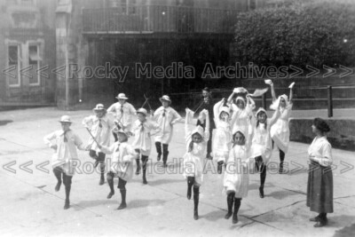 ddm-100 Unbekannte Schulkinder, Morris Tanzen. Foto