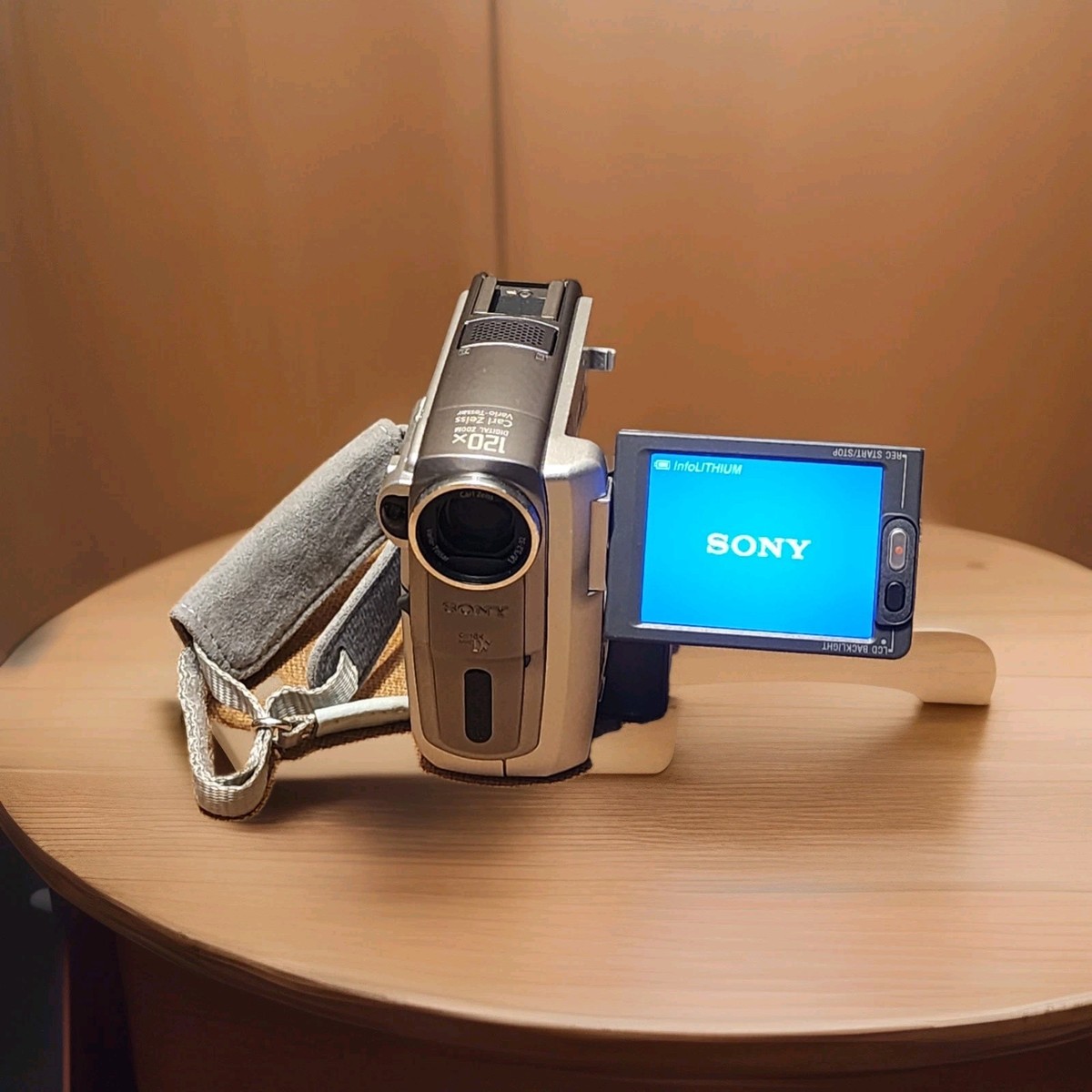 Sony Handycam DCR-PC109 Mini DV Camcorder Tape Digital Video