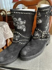 RARE FRYE NAT FLOWER ENGINEER BOOTS BLACK SUEDE NICKEL STUDS EMBROIDERY 9.5 NEW