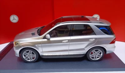 ベンツ 1/18 メルセデスベンツ ML63 AMG SUV 2012 銀 1/18 Resin car model Mercedes Benz ML63 AMG SUV 2012 White/Silver
