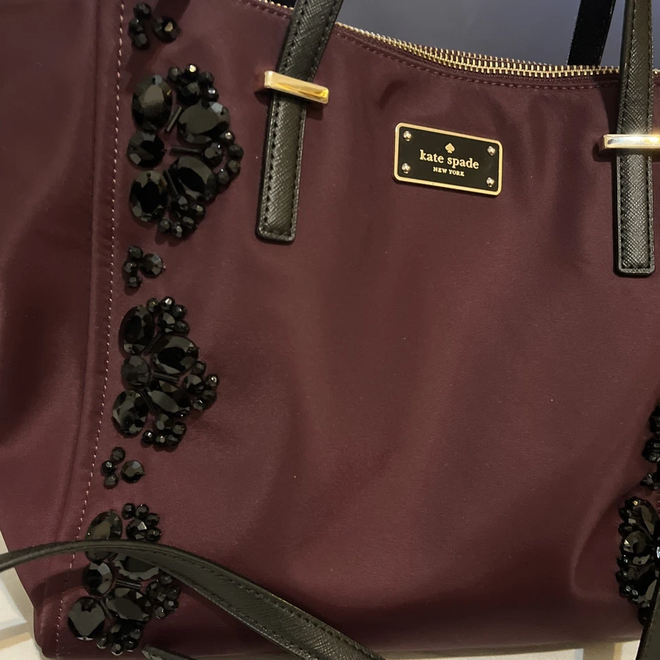 KATE SPADE Alyse Wilson Road Ameixa Profunda Nylon com Pedras de Luxo Bolsa Tote de Ombro - Imagem 2 de 4