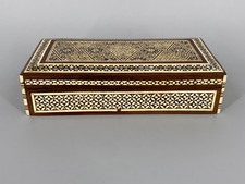 * HOLZSCHATULLE AUS TEAKHOLZ MIT GEOMETRISCHEN INTARSIEN PERLMUTTEINLAGEN