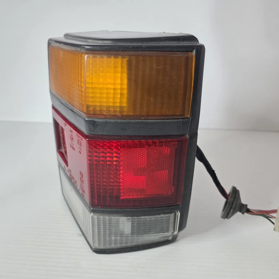 Conjunto de luz trasera izquierda del lado del conductor Subaru Justy 1987-1988 OEM Foto 3 de 4