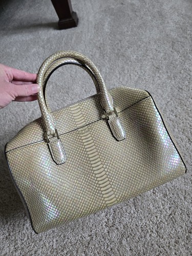 Henri Bendel Women's Champagne Beige Petrol lridescent handbag purse - Imagen 19 de 19