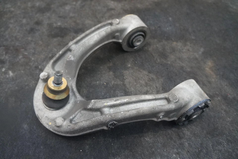 Brazo de control superior delantero derecho 6G33-3084-AB OEM Aston Martin V8 Vantage 2006 Foto 2 de 4