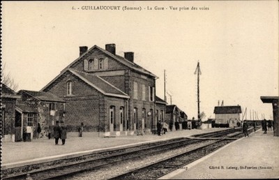 Ak Guillaucourt Somme, La Gare, Bahnhof, Gleisseite - 10535320