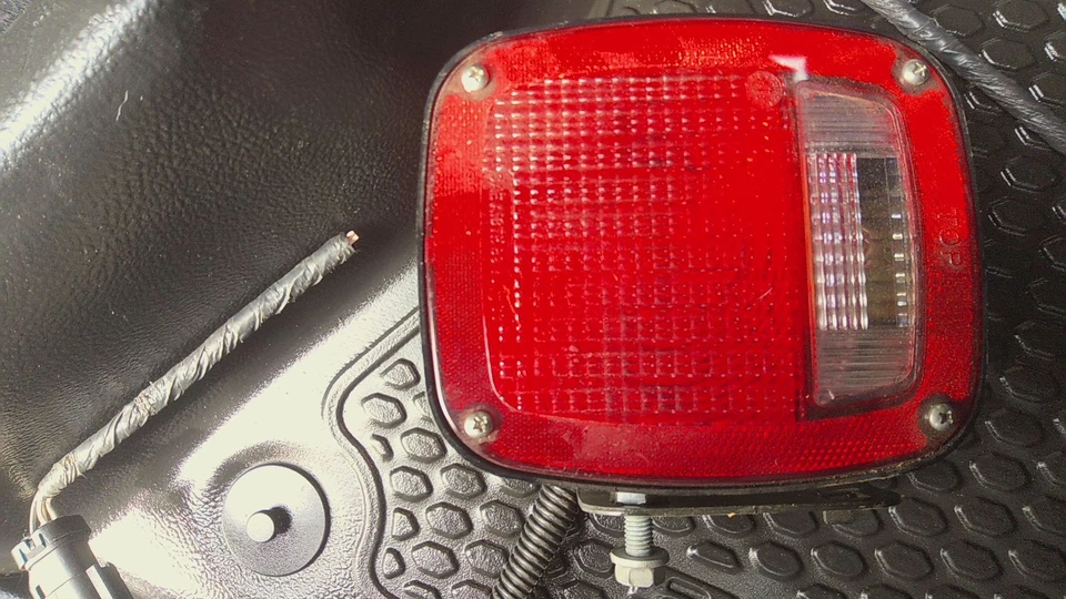 19 DODGE PICKUP 3500 Tail Light Chassis Cab Incandescent Driver left - Imagem 2 de 3