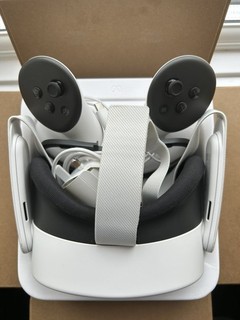 Meta Quest 3S 128GB VR Headset Bundle Boxed Opened used 10 times only.