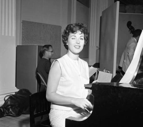 Bess Myerson records the album Fashions in Music on June 8, - 1959 Old Photo 2 - Afbeelding 1 van 1