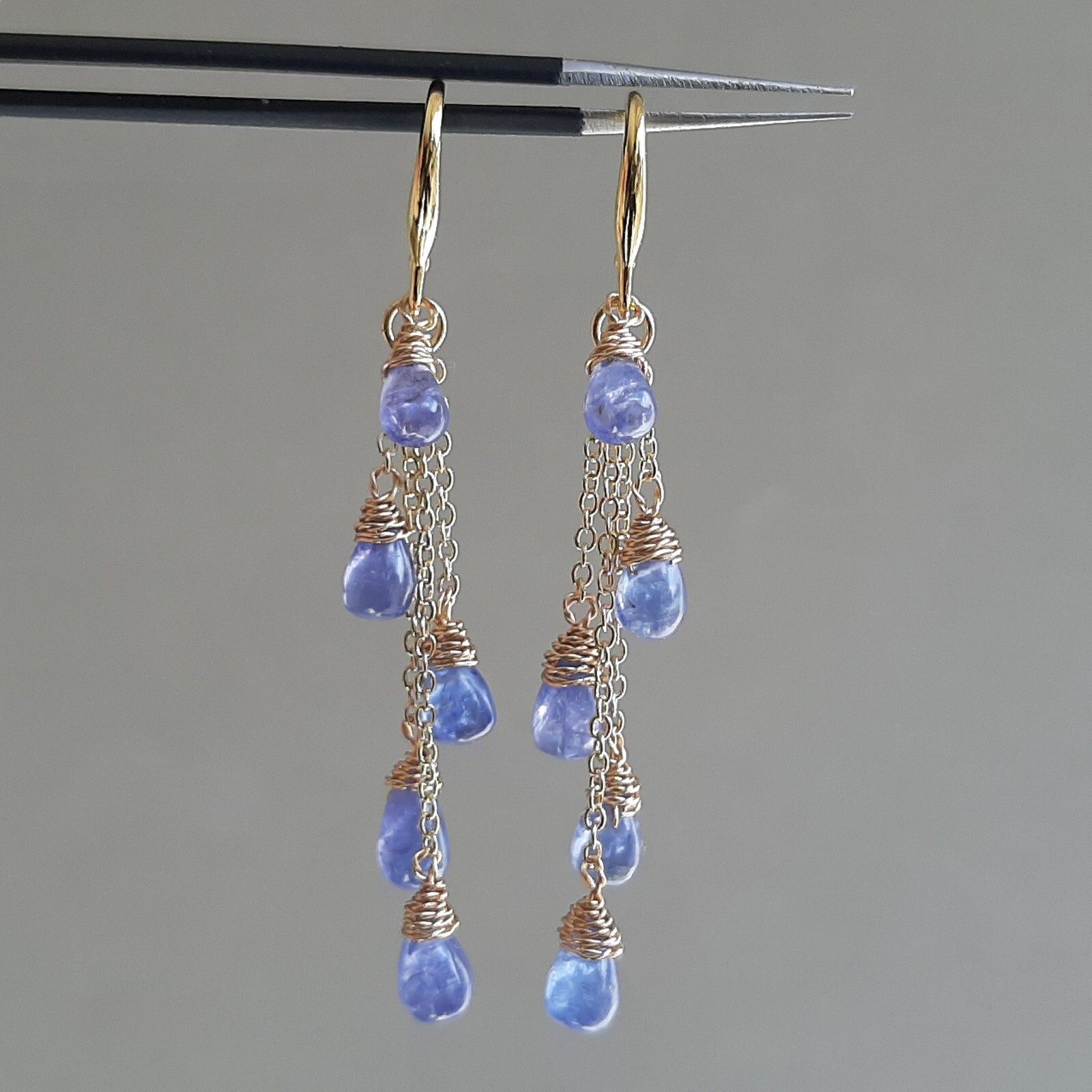 Boucles d'oreilles dormeuses argent et tanzanite bleue pour illuminer vos tenues de soirée