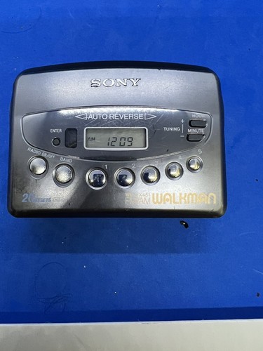 SONY FM/AM Cassette Player Walkman WM-FX451 w/ Belt Clip Please Read