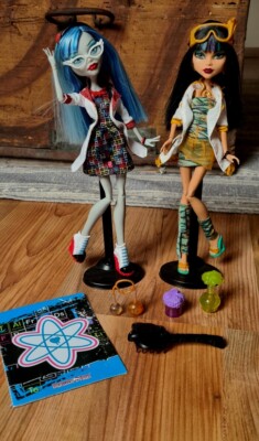 Mattel BBC81 - Monster High Laborpartner Ghoulia und Cleo, 2-er Pack