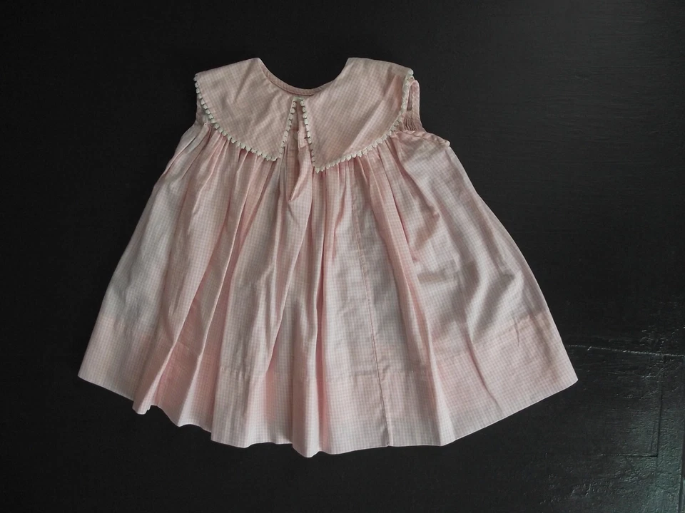 Robe bébé (faite main) coton vichy rose à smocks avant, sans manches et col rond - Photo 2/2