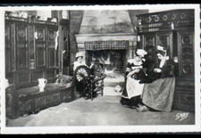 DOUARNENEZ (29) BRETONNES au ROUET & à la BRODERIE / LIT CLOS & CHEMINEE en 1953