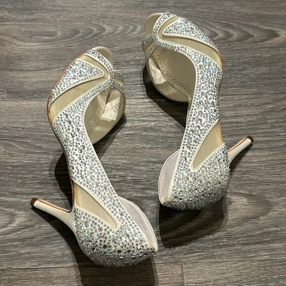 Benjamin Adams 'Catherine' 象牙色 Duchesse 真丝婚鞋 高跟鞋 尺寸 7 英国 37.5 — 第 3/4 张图片