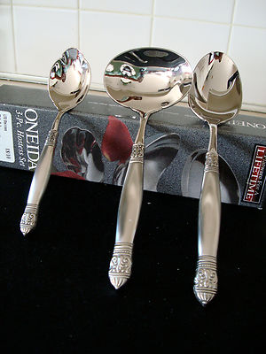 ONEIDA LTD STAINLESS  18/10 ''DICKINSON''  3PC HOSTESS SET