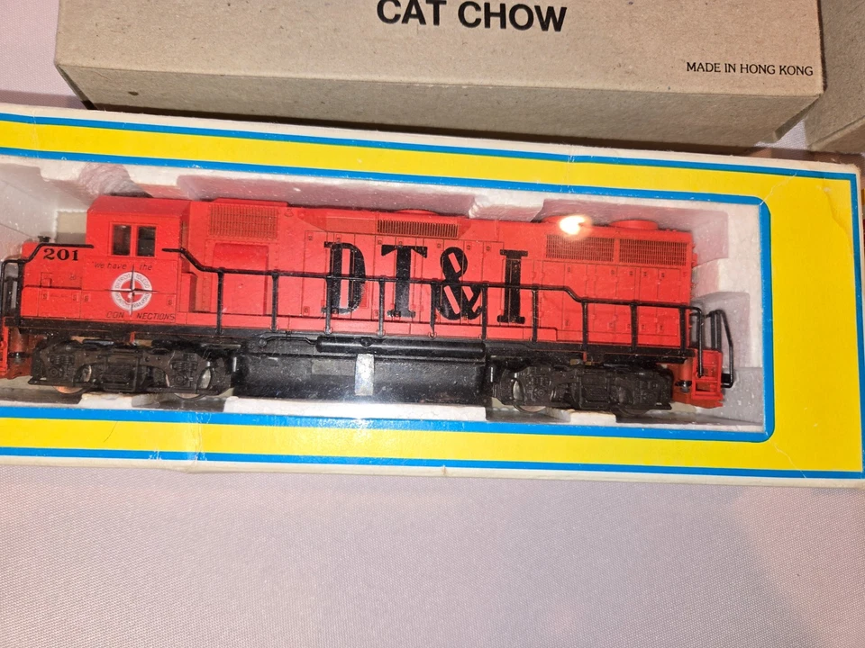 Bachmann Vintage Complete HO Train Set - 2 locomotives, 4 cars, track, scenery - Image 3 of 4