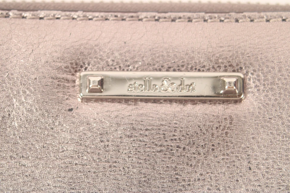 Cartera Stella & Dot de cuero metálico con cremallera y acento de borla ligeramente usada Foto 4 de 4