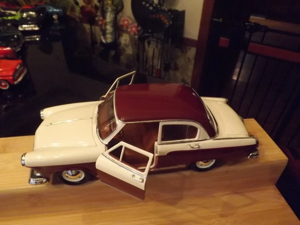 Road Signature, 1970 Russian GAZ Volga (M-21), 1:24, White and Maroon-Pre-owned - Image 3 of 4