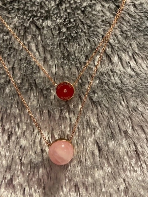 CADENA MICHAEL KORS TONO ORO ROSA, GLOBO CUARZO ROSA, COLLAR CRISTAL MKJ6098 Foto 4 de 4