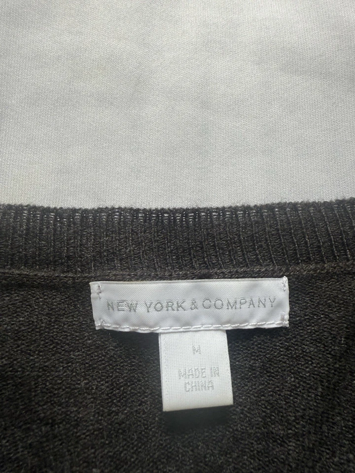 Cárdigan para mujer New York & Company gris manga larga con botones flores 3D talla M Foto 4 de 4