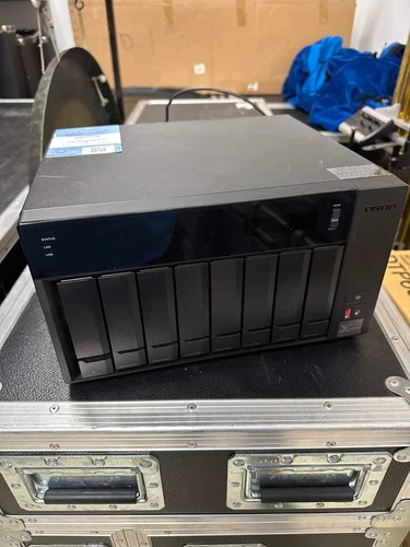QNAP TVS-872XT 8-Bay NAS 4TB WD gold drives (i5-8400 CPU/16GB RAM/10GbE/Tb3 )