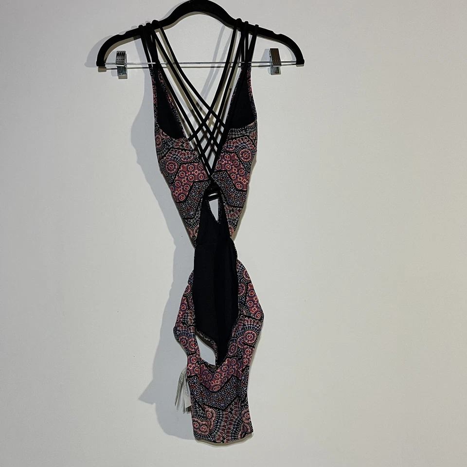 Traje de baño Abercrombie & Fitch para mujer pequeño con tiras recortadas de una pieza Foto 4 de 4