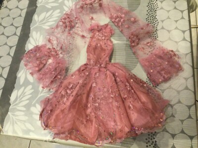 EVANGELINE GHASTLY TONNERKLEID aus rosa Spitze gefüttert mit passendem Schal
