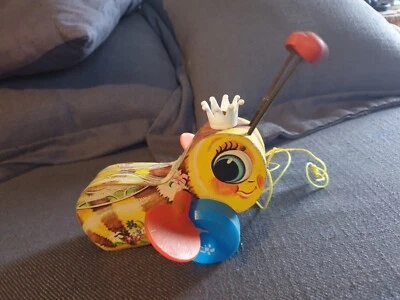 JOUET EN BOIS VINTAGE FISHER PRICE QUEEN BUZZY BEE JOUER A TIRER BON ETAT - Photo 1/4