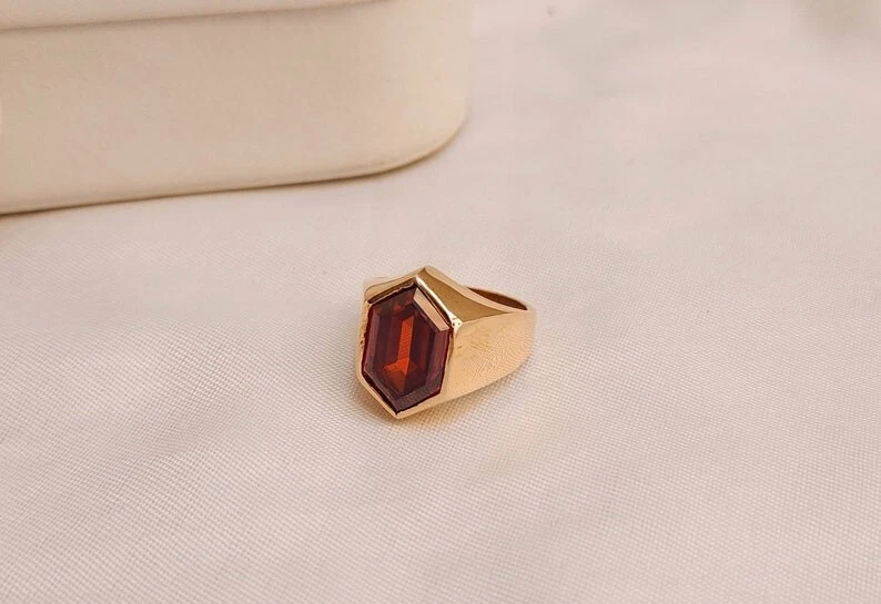 Anillo granate hexagonal chapado en oro para hombre piedra roja sello declaración joyería Foto 4 de 4