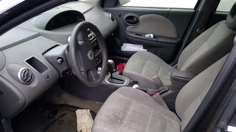 2003-2007 SATURN ION LADO DEL CONDUCTOR DELANTERO IZQUIERDO CINTURÓN DE SEGURIDAD HEBILLA MONTAJE GRIS OEM Foto 2 de 3