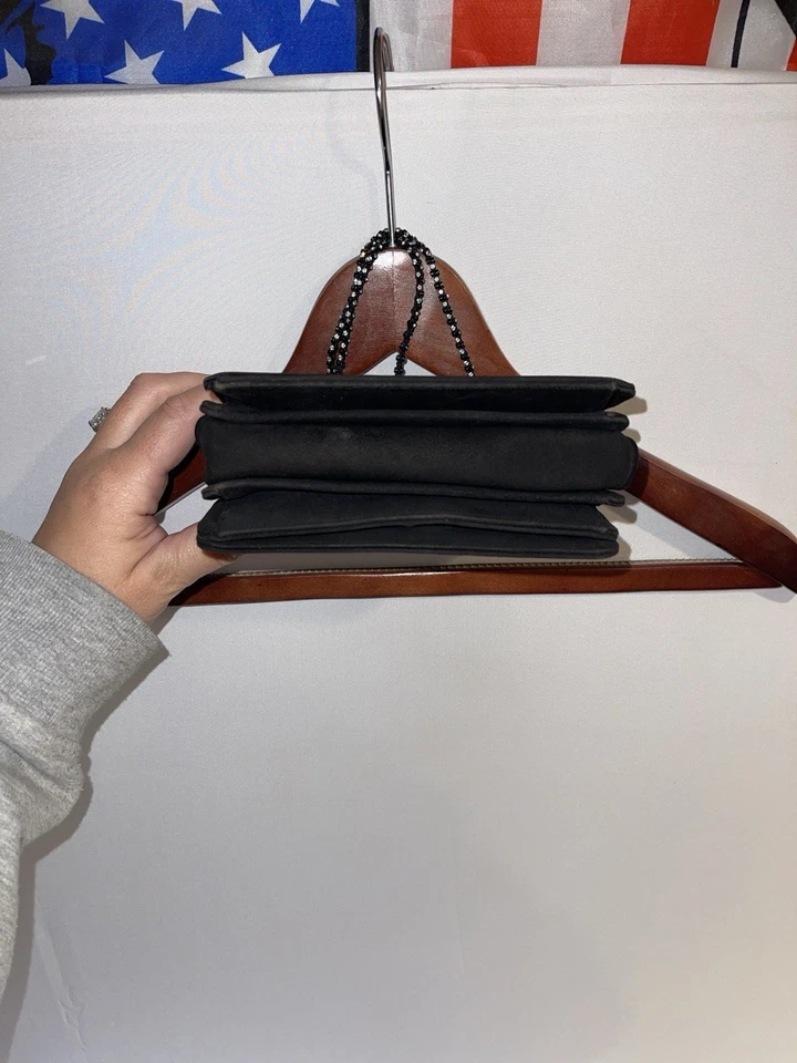 Bolso de gamuza Judith Leiber vintage con correas de cristal Foto 4 de 4