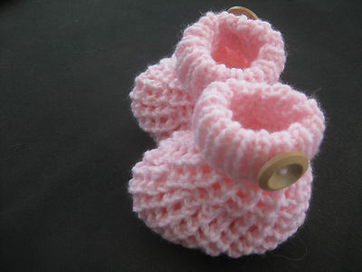 SÜSSES PAAR HANDGESTRICKTE BABYSCHUHE in PINK TWINKLE - 0-3 MONATE (1)