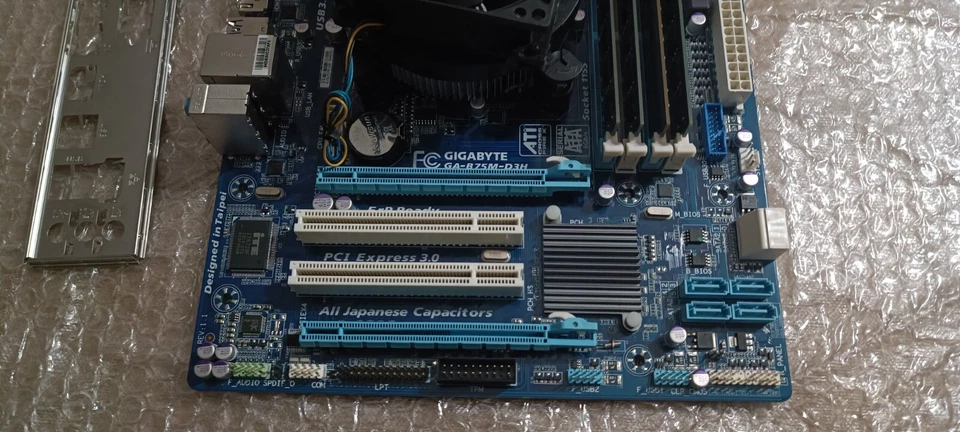 GIGABYTE GA-75M-D3H  WINDOWS 8.1 ORIGINAL I5 3340 16GB COMPLETA TESTEADA - Imagen 3 de 4