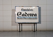 Fu&szlig;ball Sportplatz Sadowa Berlin Obersch&ouml;neweide Schild Alu Druck
