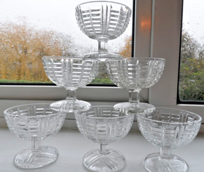 Sechs Art Deco Pressglas Dessertschalen 8 cm hoch
