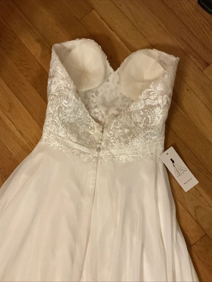 Wedding Dress Ivory Full Length With Mid Length Train. Dress Is Strapless Size 8 - Image 4 of 4