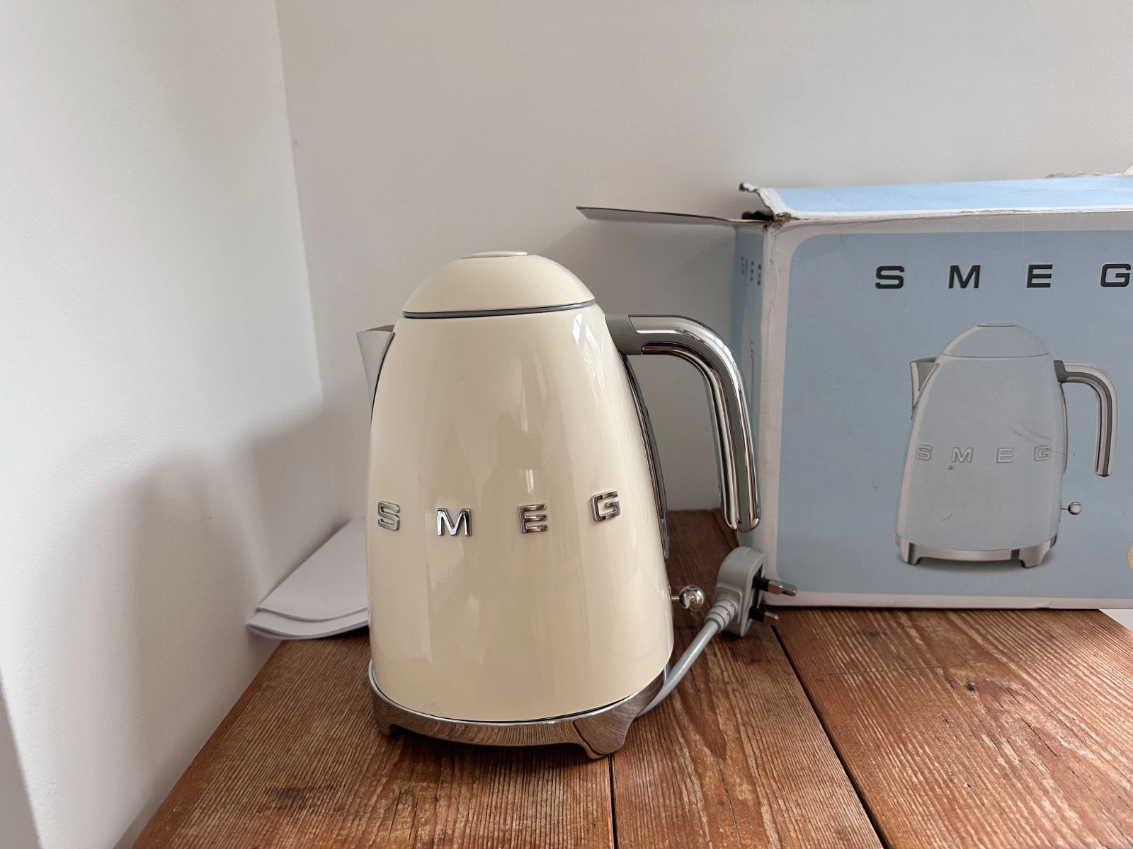 Smeg Kettle Retro 50's Style In Cream KLF03 1.7l
Opens in a new window or tab