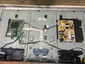 Vollständige Aufschlüsselung des Samsung UE43J5500AK-Fernsehers. Verifiziert