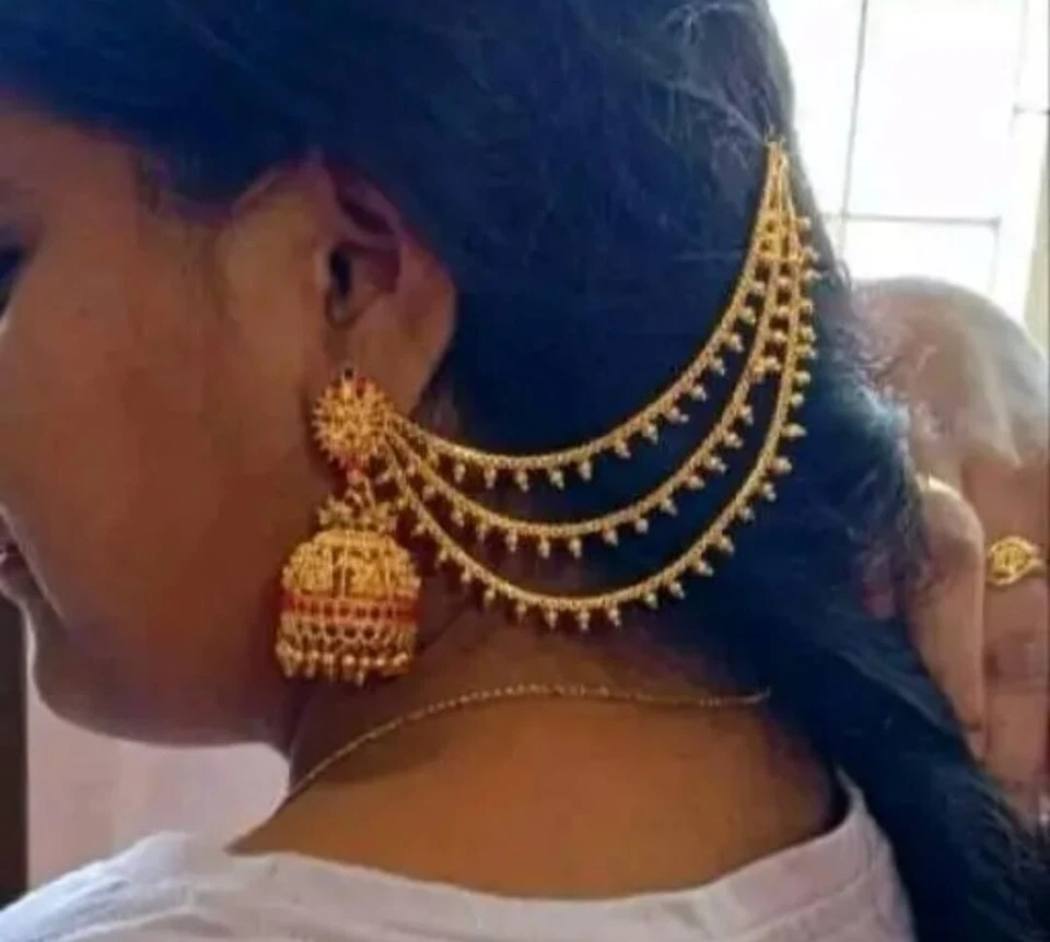 Pendientes Jhumka Templo Acabado Mate Elegante enchapados en Oro del Sur de la India con Cadena Foto 2 de 2