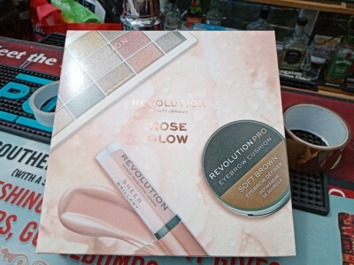 Revolution   Rose Glow 3-teiliges Geschenkset   Augenbraue. Fusion Lidschatten. Sheer Lip