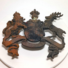 Gusseisen Wandrelief Wappen mit Krone, L&ouml;we & Hirsch, rustikal/patiniert